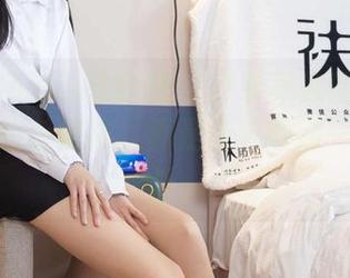BoBoSocks袜啵啵 – 分享果冻的摄影之旅,白色脏棉袜,真是让人眼前一亮的组合。