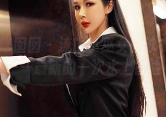 Feilin嗲囡囡 – 流氓小巫女的泳衣写真集——最新的一次水上冒险