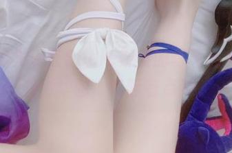 婚纱的光泽在Seele麦麦的写真合集里,看似华丽,实际有点装。