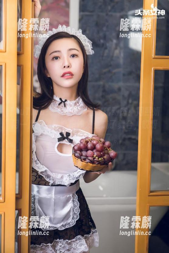 TouTiao头条女神 - 居家新动态！周熙妍用一席西装就能把沙发变成了舞台，哎呀，我又不小心甜了。