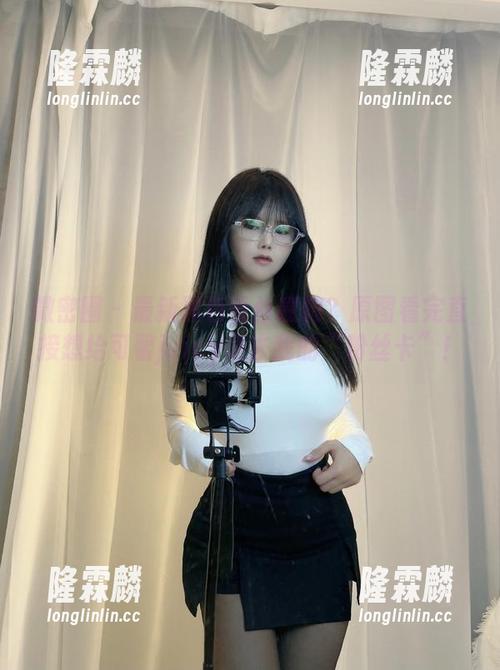 可馨juicy 微密圈 - 最新黑色蕾丝裹胸?原图看完直接想给可馨juicy送去我的“粉丝卡”!