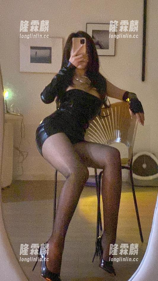 周妍希 微密圈 - 周妍希的长腿系列,意外美图中透着一丝优雅,观察与被观察的平衡?