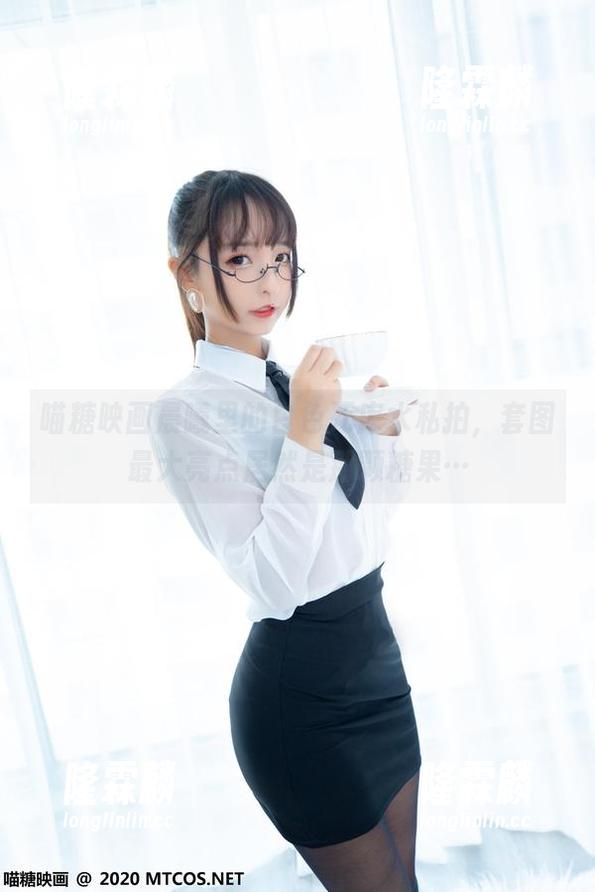 喵糖映画晨曦里的白色死库水私拍，套图最大亮点居然是那颗糖果…