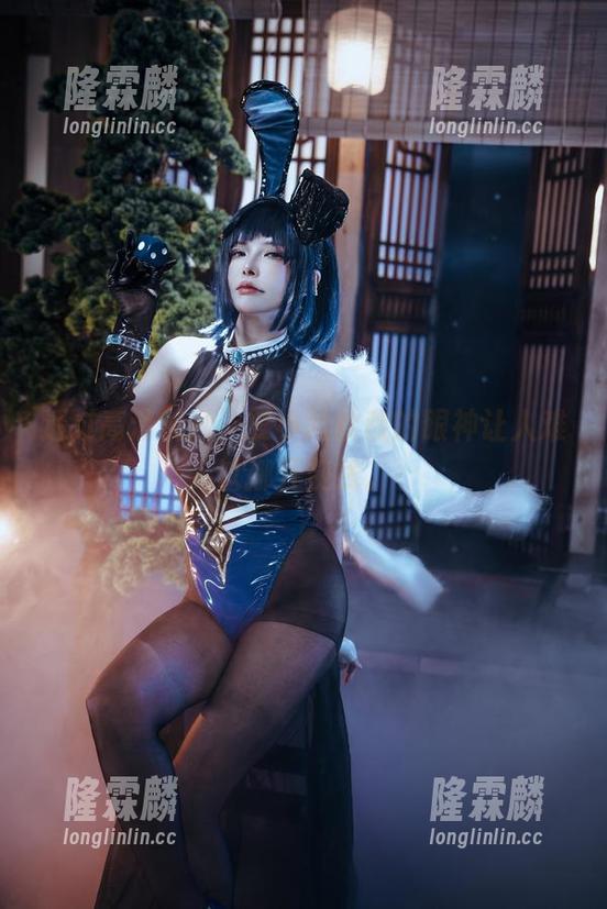 夏小秋秋秋 透过高清镜片,夏小秋秋秋的眼神让人难以挪开视线。