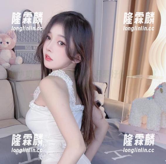 小小奶瓶儿 小小奶瓶儿的私房写真,吊带好似精灵,迷人在心