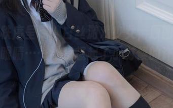 少女秩序呈现:白丝游戏少女,原图里那双大眼睛……让我想起了小时候的许多事情
