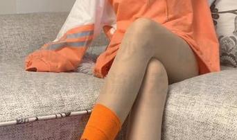 微密圈 – 呜哇,提袜少女,她的黑白图包激发了我对潮流的无尽猜想。
