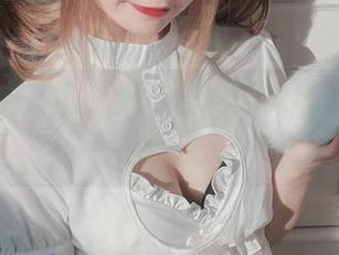 在紫色光辉下,果咩酱w的惊奇cos合集等你点开