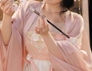 制服合集,桃暖酱在这细节里,把可爱与帅气玩得无缝衔接。