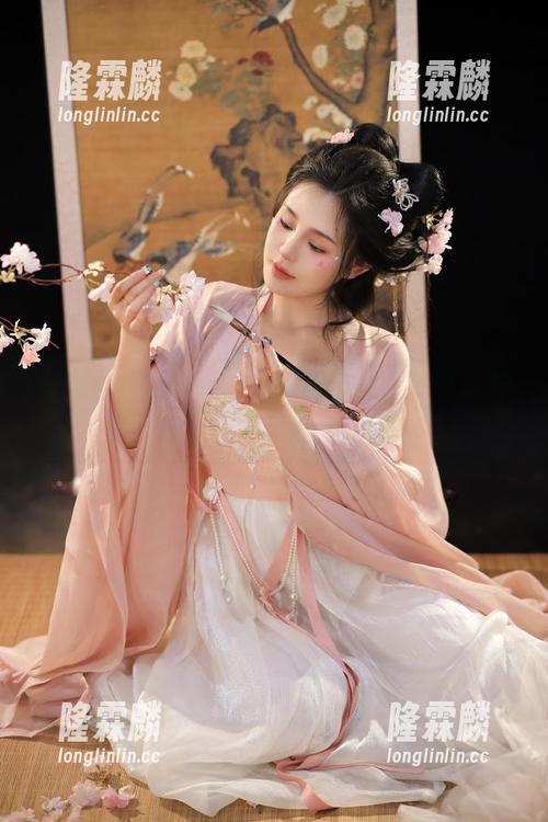 桃暖酱 制服合集,桃暖酱在这细节里,把可爱与帅气玩得无缝衔接。