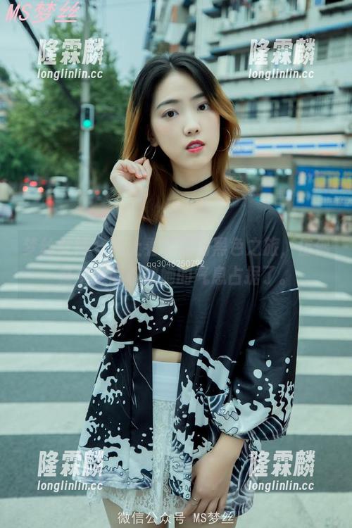 梦丝女神-雪馨 梦丝女神 - 线上看雪馨的黑色之旅,仿佛整个空间都被她的气息占据了。