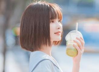 一双高跟鞋,河豚抚子作品集里的奇葩。脚下的风景,带点不羁。
