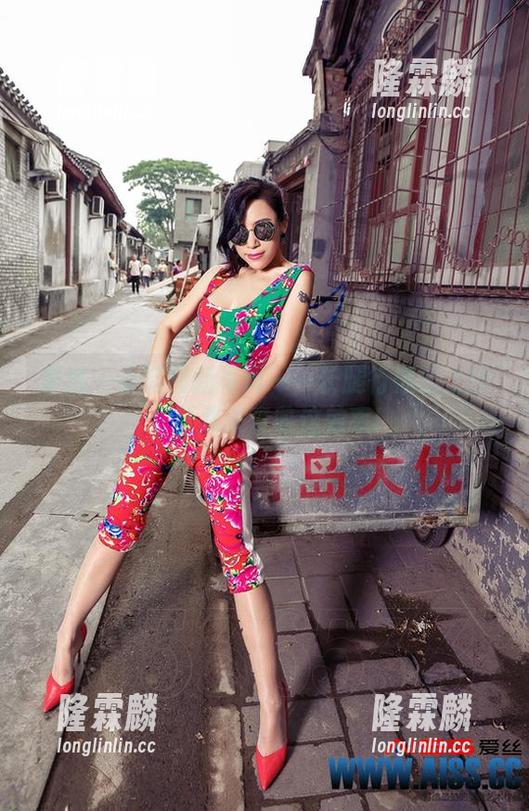 爱丝 - 小茹最新写真——长腿行情已上线，赶紧来查收这效率!