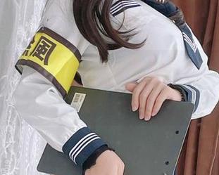 女王指挥官的随性与优雅,白烨烨的壁纸新理解。