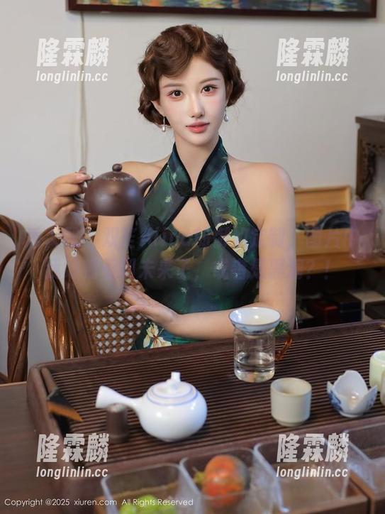 秀人网-双笙Alina 秀人网 - 双笙Alina的御姐定制,图片中我好像看到未来了,或者是黑洞?!