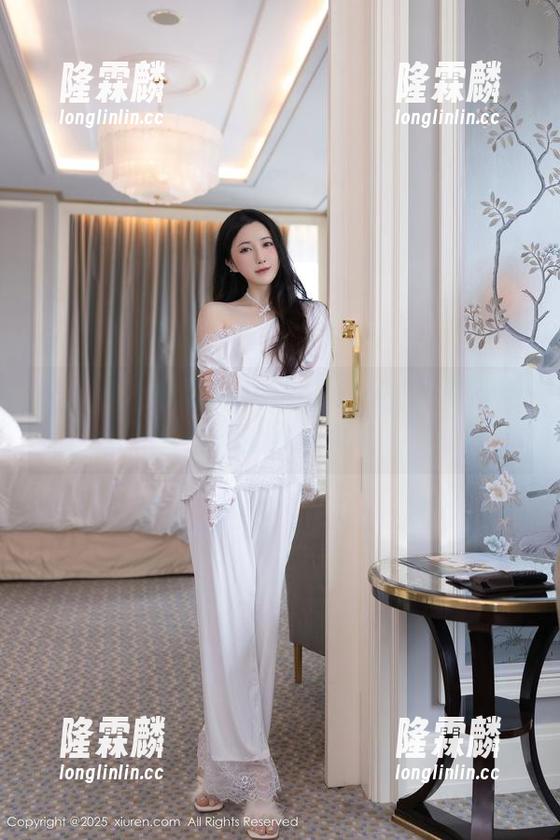 秀人网 - 娜露Selena的作品，毛衣与她之间的小小故事