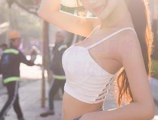 轰趴猫 – 曲曲的短裤写真更新——短小却引人遐想！