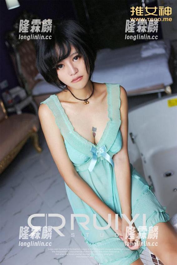 青豆客-美昕Yumi 青豆客 - 无意间翻到了美昕Yumi的圣诞图册,发觉又被她的写真迷住了......