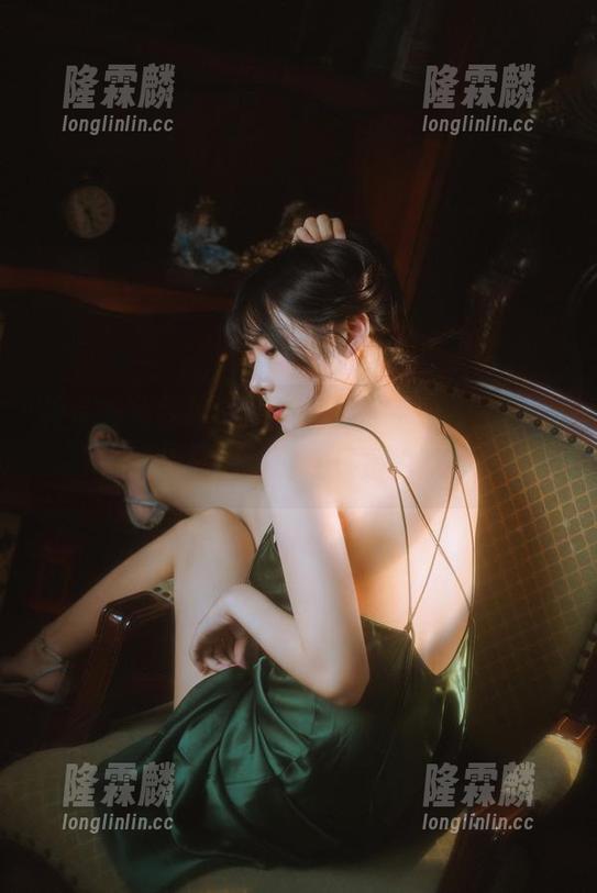 香草喵露露 香草喵露露抱怨:“穿上水手服,我应该去捉海怪,但现在只是拍照…”