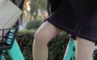 魔镜街拍 – 婷婷的新更新,白色吊带连衣裙和黑丝搭配,视觉冲击炸裂!
